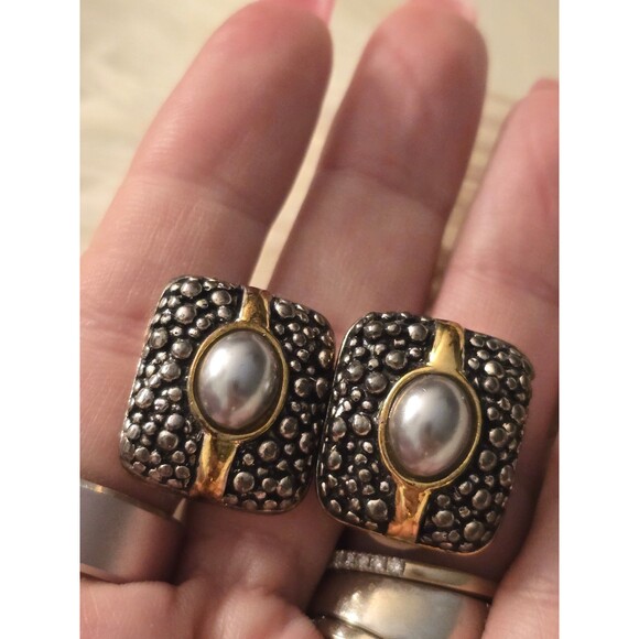 G45 - Faux Pearl Clip Earrings - Picture 1 of 3